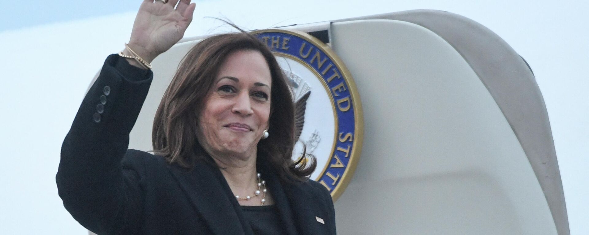 US Vice President Kamala Harris waves as she boards Air Force Two prior to departure from Bucharest Henri Coanda International Airport in Otopeni, Romania, March 11, 2022, as she returns to Washington, DC, following a three-day trip to Romania and Poland to discuss the war in Ukraine. - Sputnik International, 1920, 13.03.2022