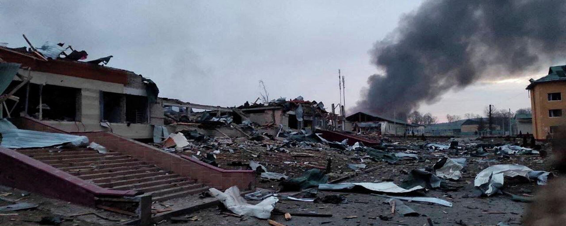 Smoke rises amid damaged buildings following an attack on the Yavorov military base, in Yavorov, Lvov Oblast, Ukraine, March 13, 2022 in this picture obtained from social media. @BackAndAlive/via REUTERS  THIS IMAGE HAS BEEN SUPPLIED BY A THIRD PARTY. MANDATORY CREDIT. NO RESALES. NO ARCHIVES. - Sputnik International, 1920, 15.03.2022