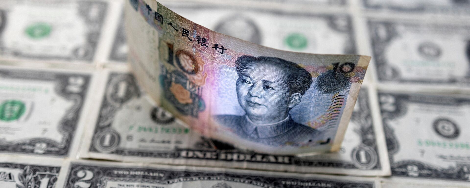 Chinese yuan banknote is displayed on U.S. Dollar banknotes in this illustration taken, February 14, 2022. REUTERS/Dado Ruvic/Illustration - Sputnik International, 1920, 13.03.2022