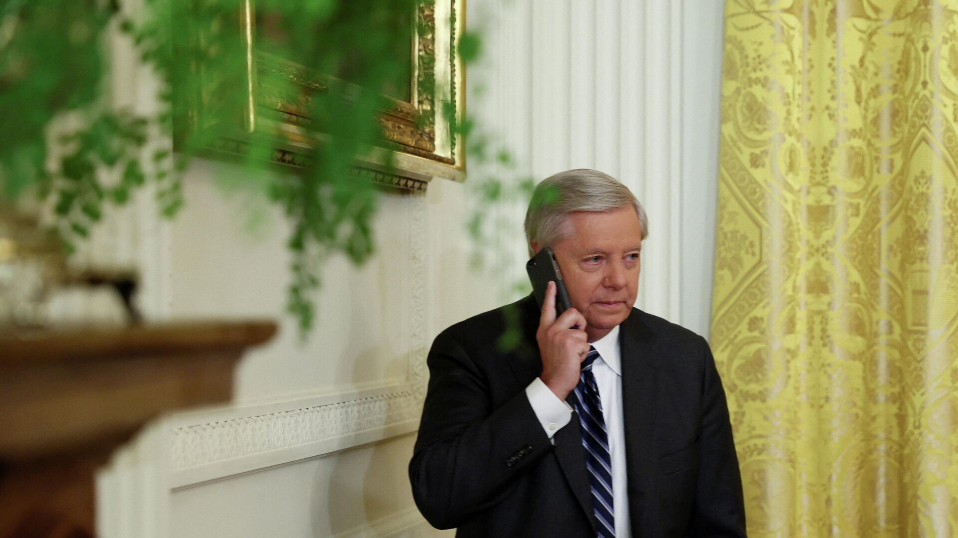U.S. Senators Lindsey Graham (R-SC) uses his phone as he attends the signing into law of the Ending Forced Arbitration of Sexual Assault and Sexual Harassment Act of 2021, at the White House in Washington, U.S., March 3, 2022. - Sputnik International, 1920, 13.03.2022