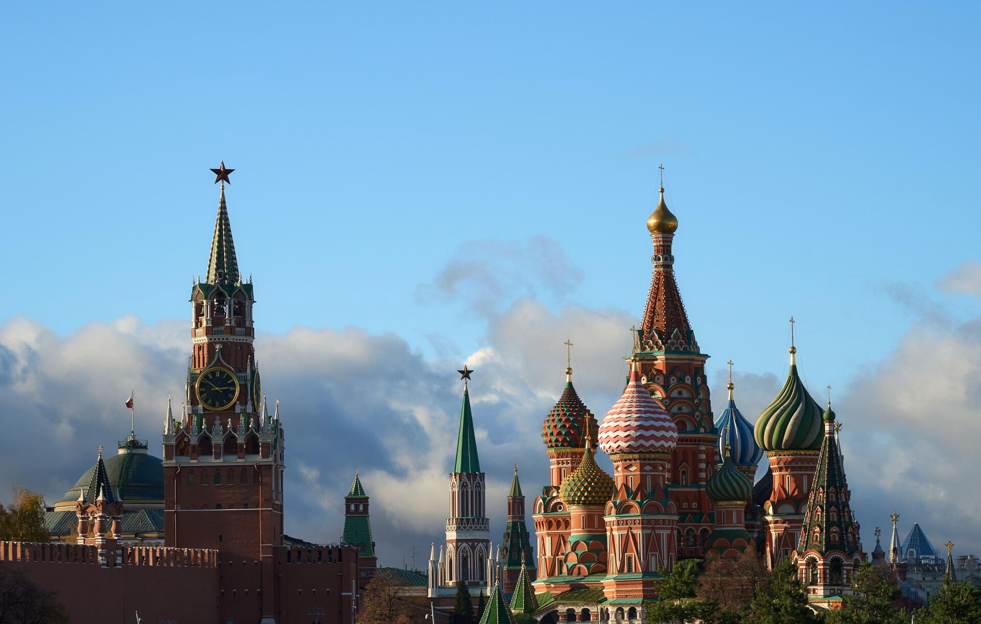 Spasskaya tower of the Moscow Kremlin and Pokrovsky Cathedral. - Sputnik International, 1920, 30.10.2022