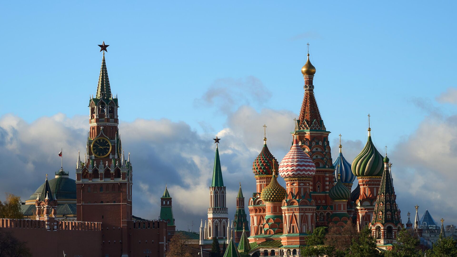 Spasskaya tower of the Moscow Kremlin and Pokrovsky Cathedral. - Sputnik International, 1920, 28.03.2022