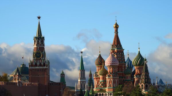 Spasskaya tower of the Moscow Kremlin and Pokrovsky Cathedral. - Sputnik International