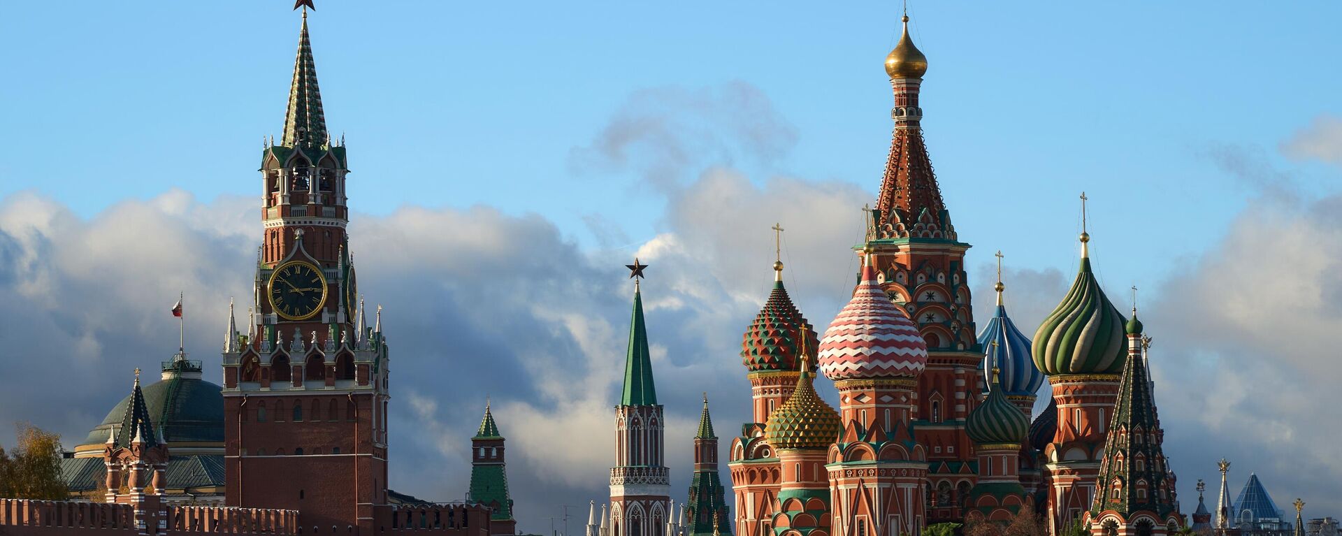 Spasskaya tower of the Moscow Kremlin and Pokrovsky Cathedral. - Sputnik International, 1920, 03.05.2023