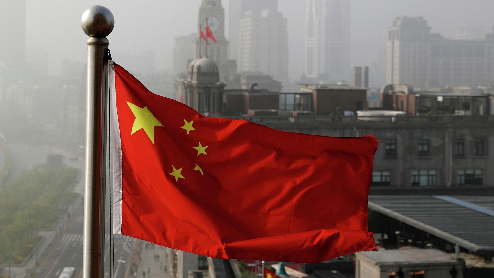 In this April 14, 2016 file photo, a Chinese national flag flutters against the office buildings in Shanghai, China.  - Sputnik International, 1920, 01.09.2022