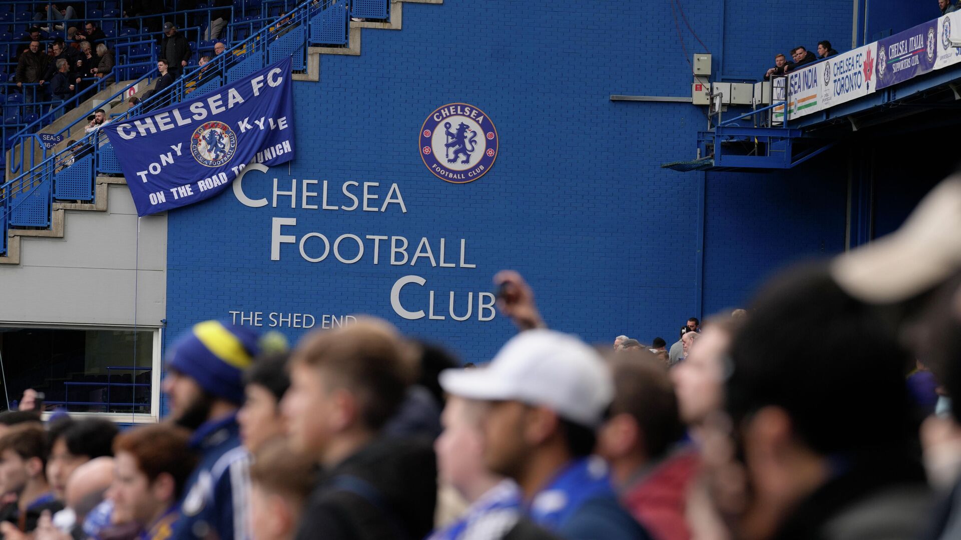 Chelsea supporters wait for the start of the English Premier League soccer match between Chelsea and Newcastle United at Stamford Bridge stadium in London, Sunday, March 13, 2022. - Sputnik International, 1920, 07.05.2022