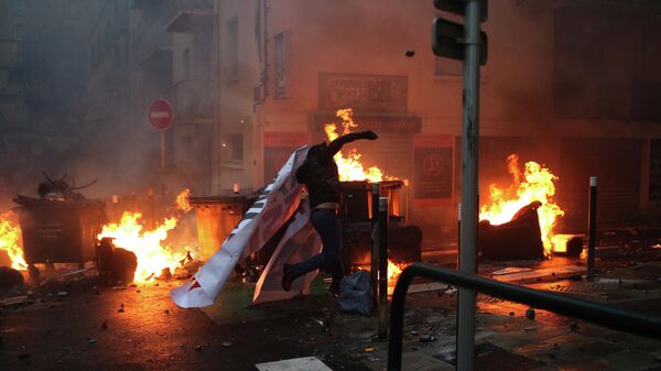 A protester clashes with police in Bastia on March 13, 2022, following a rally in hommage to the pro-independence activist Yvan Colonna who was assaulted in the prison of Arles - Sputnik International