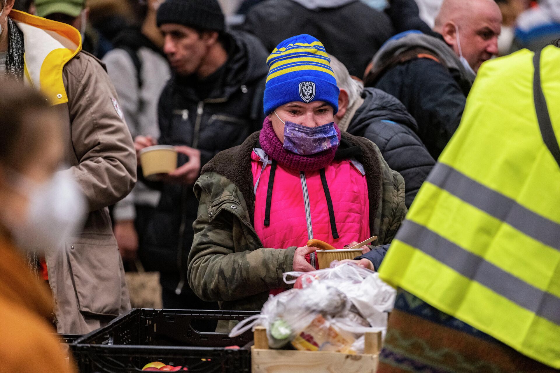 Volunteers distribute food to Ukrainian refugees at a makeshift cafeteria in Berlin's central railway station (Hauptbahnhof) on March 8, 2022. - Sputnik International, 1920, 27.06.2022