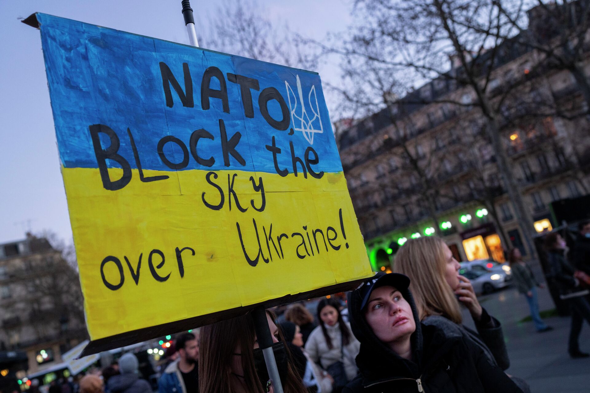 A protestor calls for on NATO to enforce a no-fly zone over the Ukraine during a demonstration in Paris, France, Saturday, Feb. 26, 2022 - Sputnik International, 1920, 16.03.2022
