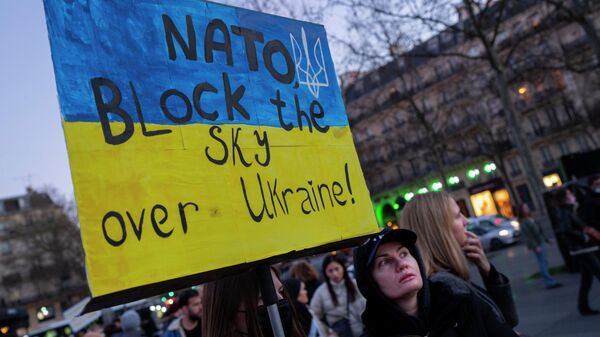 A protestor calls for on NATO to enforce a no-fly zone over the Ukraine during a demonstration in Paris, France, Saturday, Feb. 26, 2022 - Sputnik International