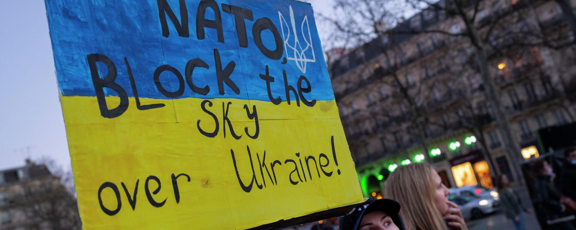 A protestor calls for on NATO to enforce a no-fly zone over the Ukraine during a demonstration in Paris, France, Saturday, Feb. 26, 2022 - Sputnik International, 1920, 14.03.2022