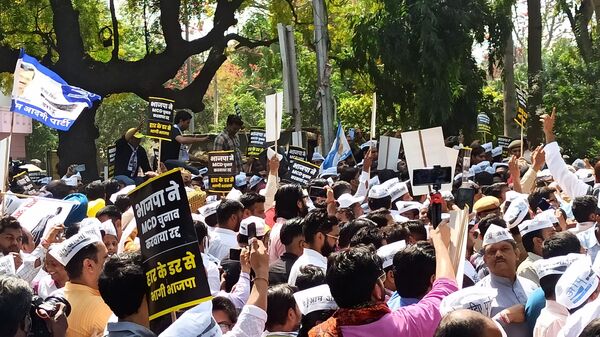 AAP workers protesting against the BJP over Delay in MCD Polls - Sputnik International