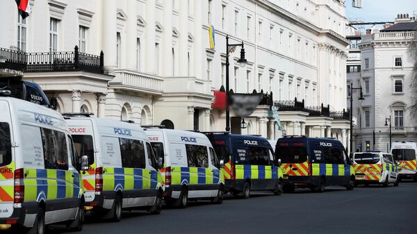 Police cars stand by as squatters occupy a mansion reportedly belonging to Russian billionaire Oleg Deripaska, who was placed on Britain's sanctions list last week, in Belgravia, London, Britain, March 14, 2022. - Sputnik International