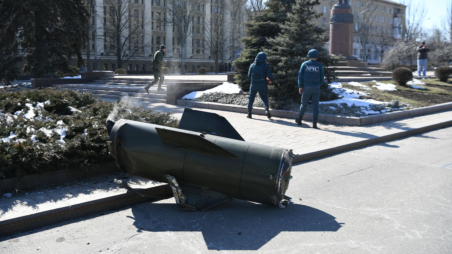 Emergency Situations Ministry officers walk near a fragment of a Ukrainian Tochka-U missile which had been shot down near the Government House in the city center during a recent shelling in Donetsk, Donetsk People's Republic. - Sputnik International, 1920, 14.03.2022
