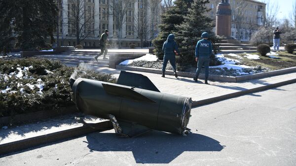 Emergency Situations Ministry officers walk near a fragment of a Ukrainian Tochka-U missile which had been shot down near the Government House in the city center during a recent shelling in Donetsk, Donetsk People's Republic. - Sputnik International