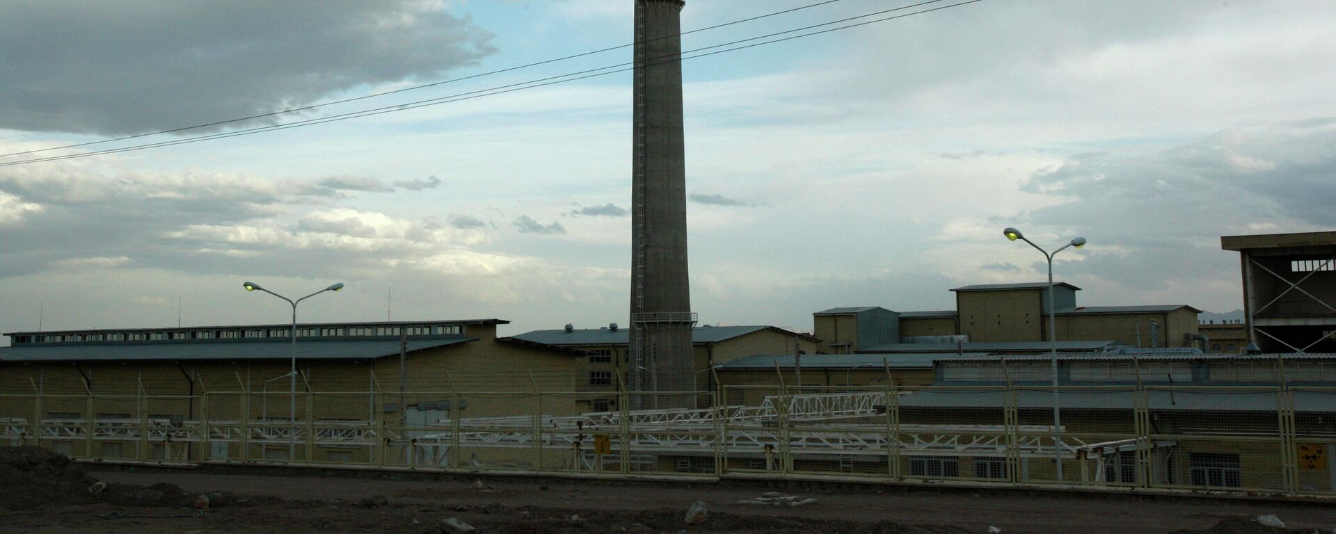 In this picture taken  April 9, 2009  the  exterior view of Iran's Uranium Conversion Facility  outside the city of Isfahan, 255 miles (410 kilometers) south of the capital Tehran is photographed. - Sputnik International, 1920, 12.07.2022