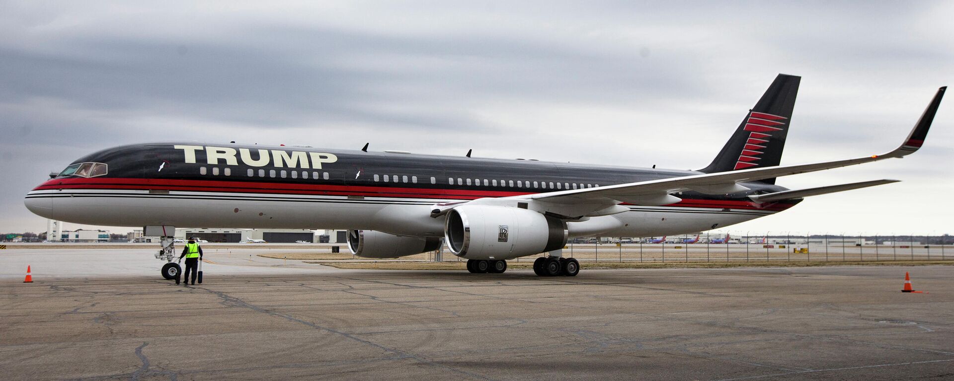 In this March 1, 2016 file photo, Republican presidential candidate Donald Trump's private jet arrives at Port-Columbus International Airport, in Columbus, Ohio. President Donald Trump's private jet, an instantly recognizable Boeing 757 used during his campaign, was caught up in a quintessential New York City traffic mishap at LaGuardia Airport on Wednesday, Nov. 28, 2018: a fender bender while someone else was trying to park. A corporate jet maneuvering into a parking spot clipped the wing of Trump's parked plane around 8:30 a.m., Trump's company, The Trump Organization, confirmed. - Sputnik International, 1920, 15.03.2022