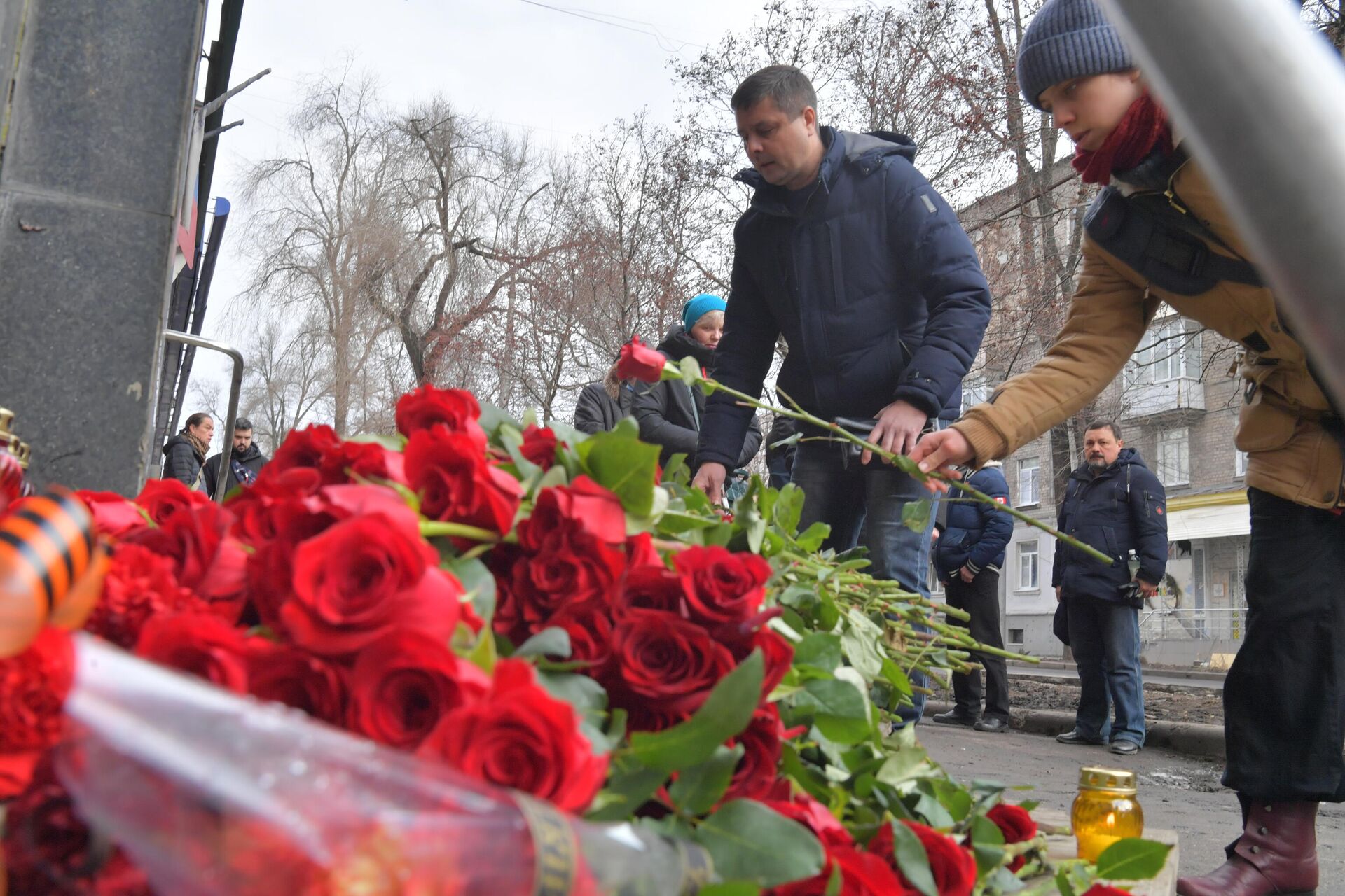 Residents lay flowers in the memory of people who were killed on the March, 14 by fragments of a Ukrainian Tochka-U missile, that had been shot down near the Government House in the city center in Donetsk, Donetsk People's Republic. The Donetsk authorities reported, 20 people died and nine were injured. - Sputnik International, 1920, 02.07.2022