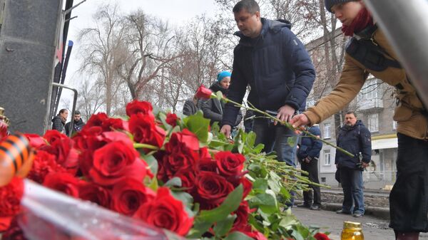 Residents lay flowers in the memory of people who were killed on the March, 14 by fragments of a Ukrainian Tochka-U missile, that had been shot down near the Government House in the city center in Donetsk, Donetsk People's Republic. The Donetsk authorities reported, 20 people died and nine were injured. - Sputnik International