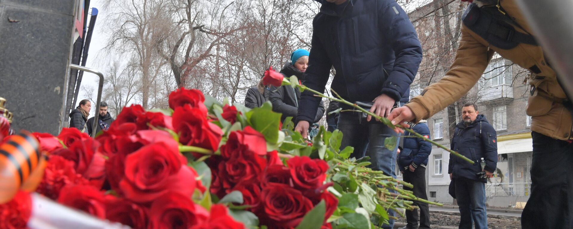 Residents lay flowers in the memory of people who were killed on the March, 14 by fragments of a Ukrainian Tochka-U missile, that had been shot down near the Government House in the city center in Donetsk, Donetsk People's Republic. The Donetsk authorities reported, 20 people died and nine were injured. - Sputnik International, 1920, 15.03.2022