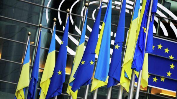 Ukraine and European Union flags hang together on the exterior of the building prior to an extraordinary plenary session on Ukraine at the European Parliament in Brussels, Tuesday, March 1, 2022 - Sputnik International