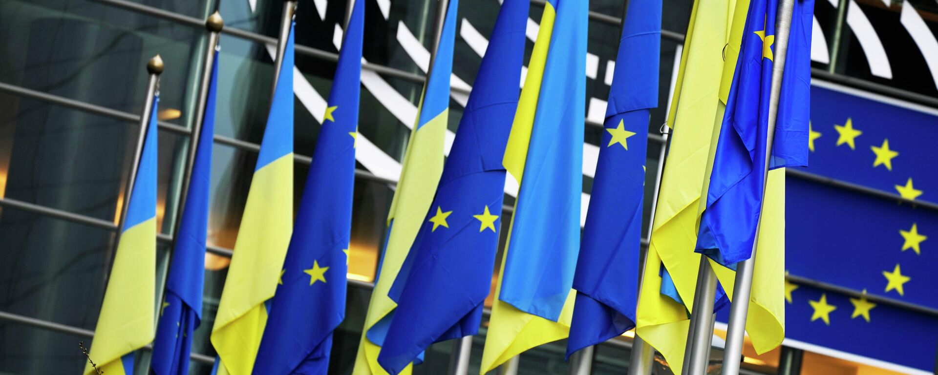 Ukraine and European Union flags hang together on the exterior of the building prior to an extraordinary plenary session on Ukraine at the European Parliament in Brussels, Tuesday, March 1, 2022 - Sputnik International, 1920, 05.09.2022