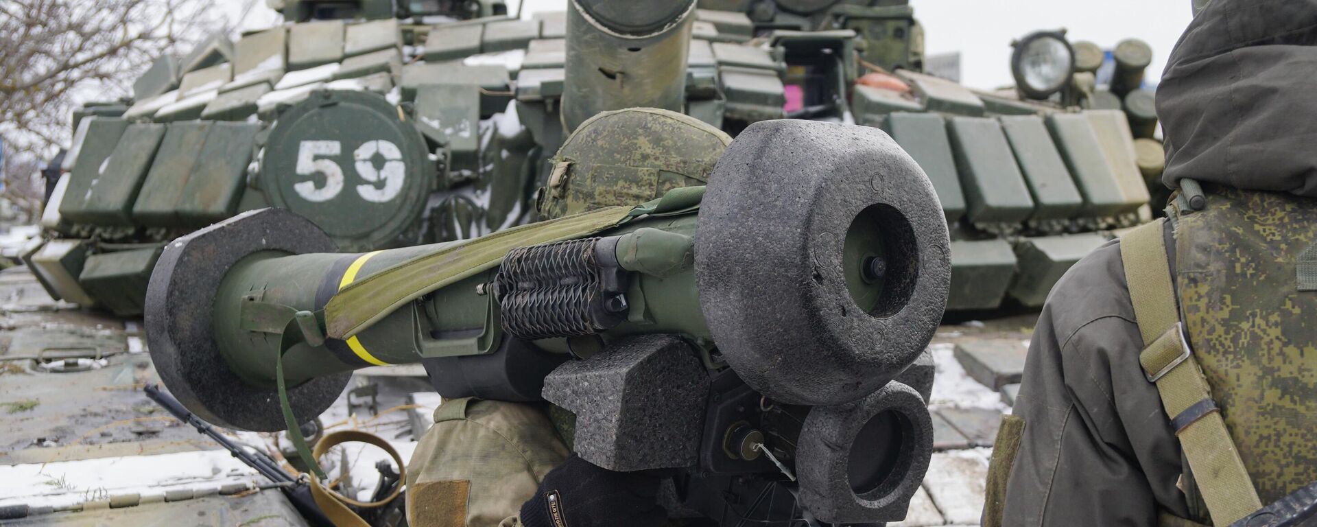 A serviceman of the DPR People's Militia carries a captured Javelin anti-tank missile in Mariupol region, Donetsk People's Republic - Sputnik International, 1920, 04.08.2023