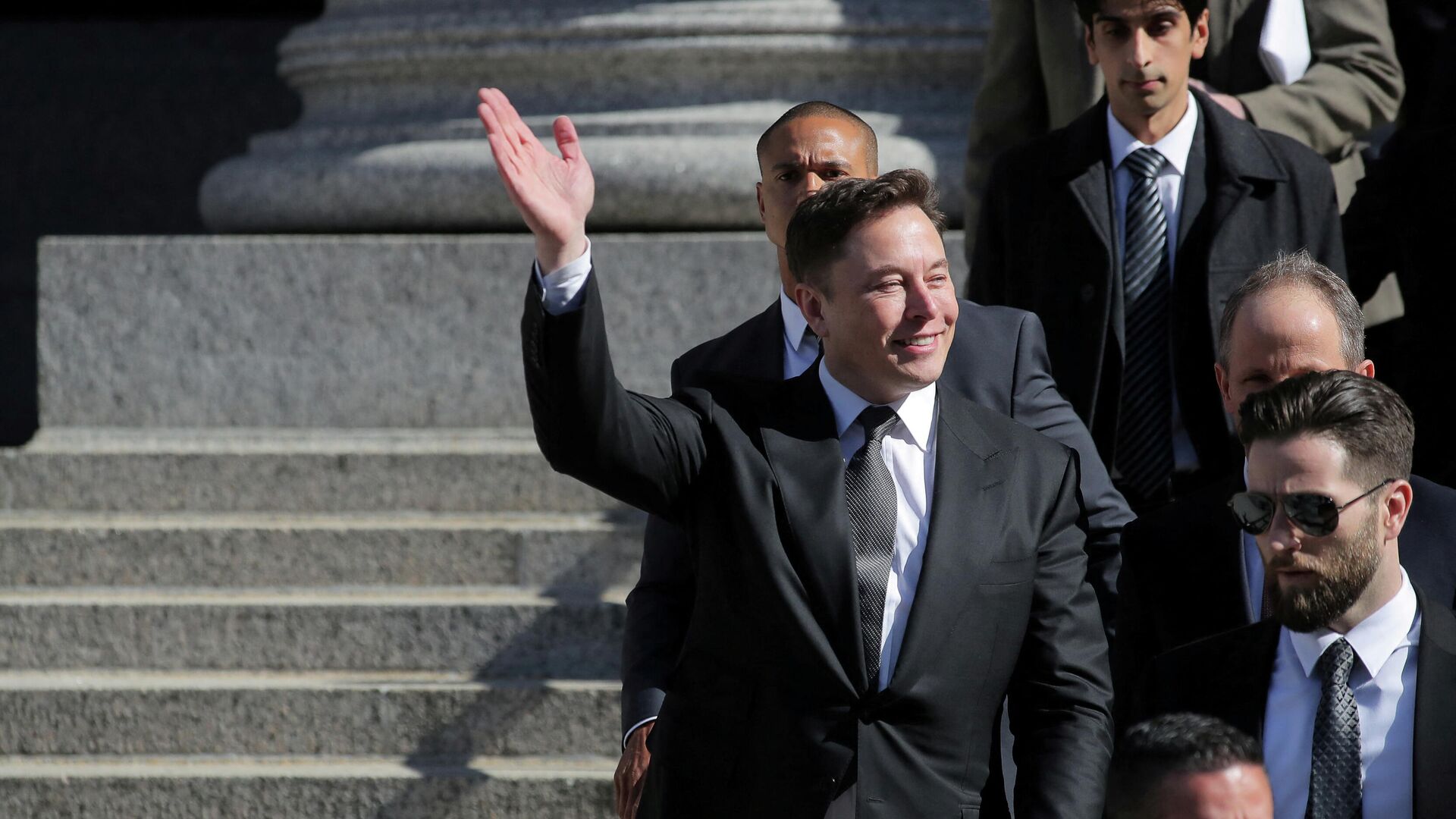 Tesla CEO Elon Musk waves at Manhattan federal court after a hearing on his fraud settlement with the Securities and Exchange Commission (SEC) in New York City, U.S. April 4, 2019.  - Sputnik International, 1920, 16.03.2022