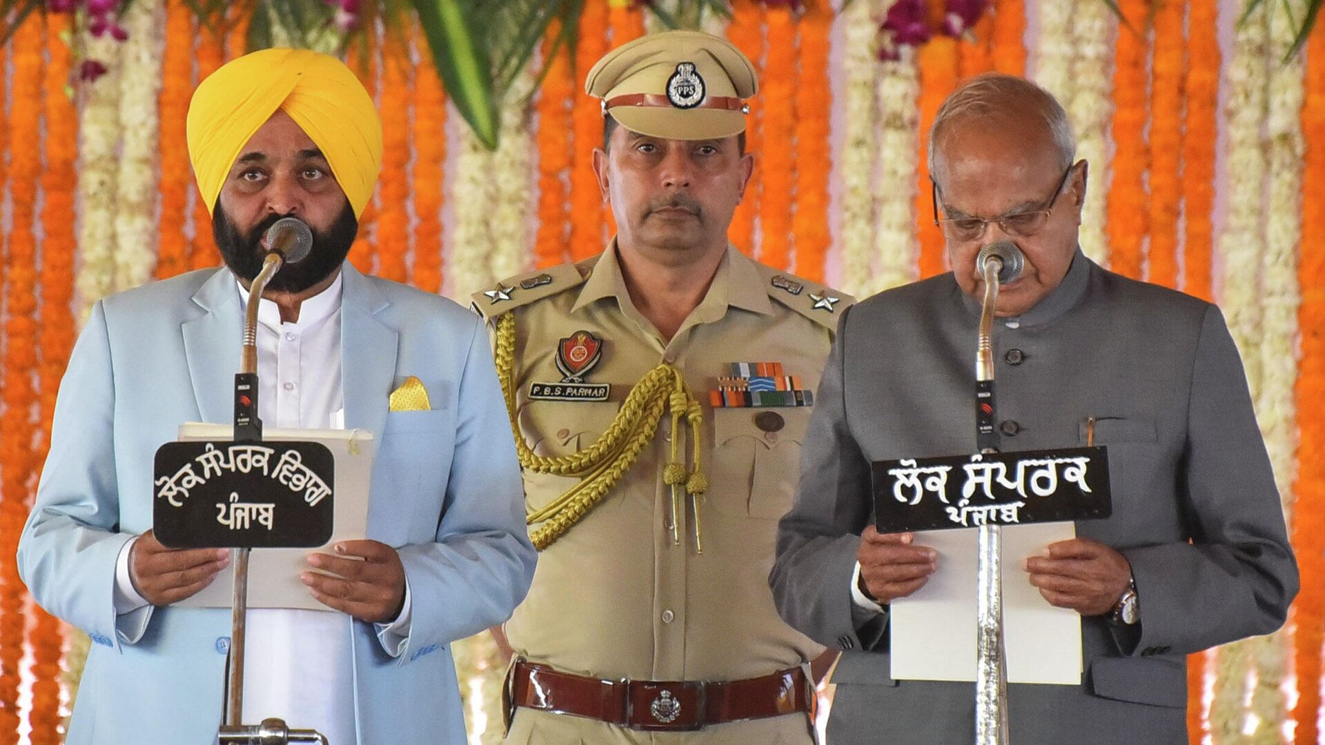 Governor Banwarilal Purohit, right, administers the oath to Bhagwant Mann, left as Punjab’s new chief minister during a swearing-in ceremony at Khatkar Kalan, in Nawanshahr district, Punjab, India, Wednesday, March 16, 2022 - Sputnik International, 1920, 16.03.2022