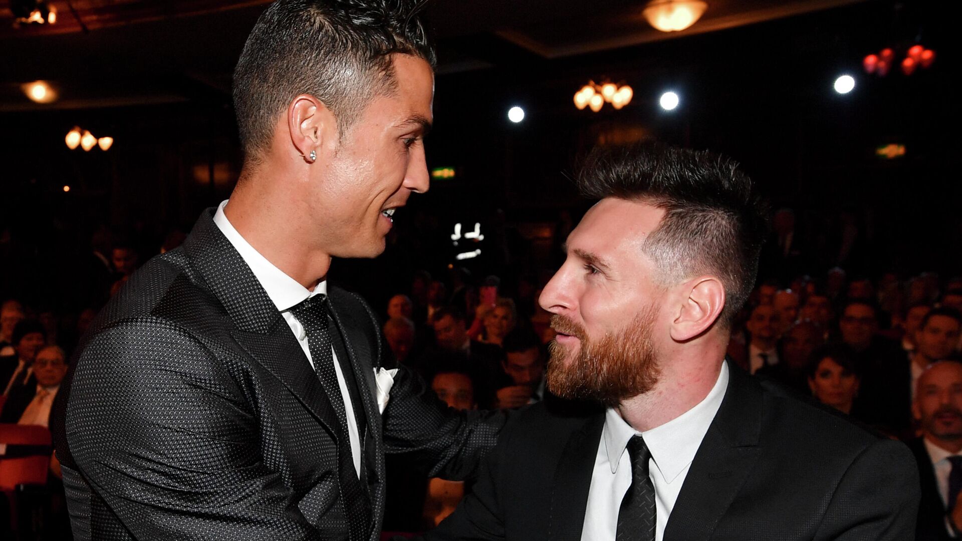 Nominees for the Best FIFA football player, Barcelona and Argentina forward Lionel Messi (R) and Real Madrid and Portugal forward Cristiano Ronaldo (L) chat before taking their seats for The Best FIFA Football Awards ceremony, on October 23, 2017 in London - Sputnik International, 1920, 16.03.2022
