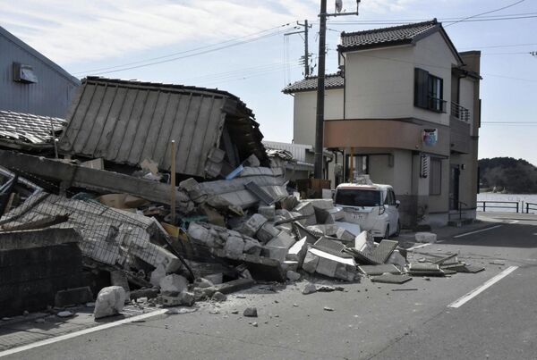 A damaged building following a strong earthquake is pictured in Soma, Fukushima prefecture, Japan in this photo taken by Kyodo on March 17, 2022 - Sputnik International