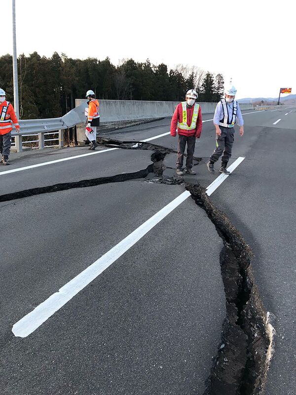 Трещины на поврежденной землетрясением дороге, префектура Фукусима - Sputnik International