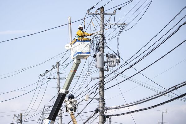 Рабочий проводит электромонтажные работы после отключения электроэнергии в Соме, префектура Фукусима - Sputnik International