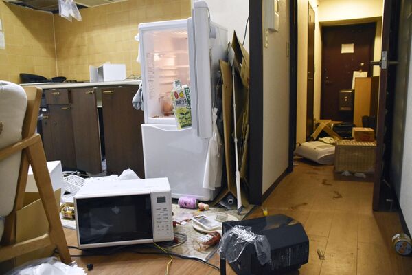 Мебель и электроприборы разбросаны в результате землетрясения в квартире в Фукусиме, Япония - Sputnik International