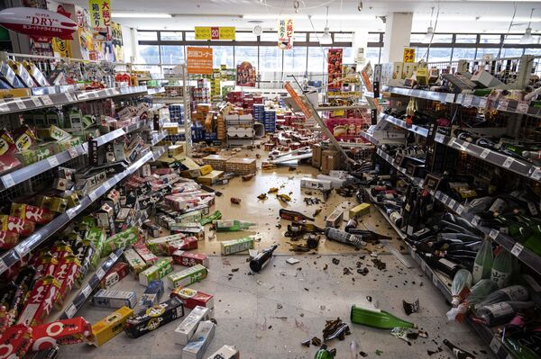 Разбросанные продукты в супермаркете после землетрясения в префектуре Мияги - Sputnik International