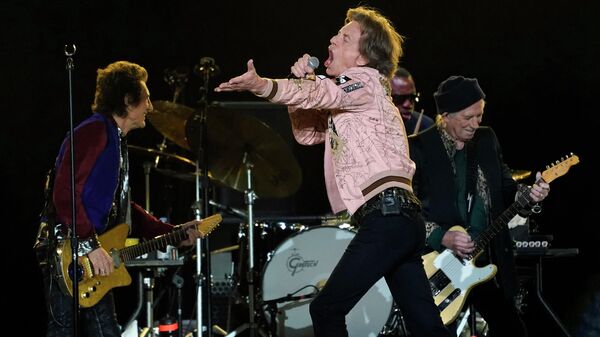 Mick Jagger, center, of the Rolling Stones performs alongside bandmates Ron Wood, left, and Keith Richards, far right, Thursday, Oct. 14, 2021, at SoFi Stadium in Inglewood, Calif.  - Sputnik International
