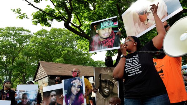 Organizer Monica Cannon-Grant (R) speaks to protesters about their movement with the photos of people who have lost their lives, including George Floyd, to police racism across the US at Franklin Park in Boston, Massachusetts on June 2, 2020 - Sputnik International