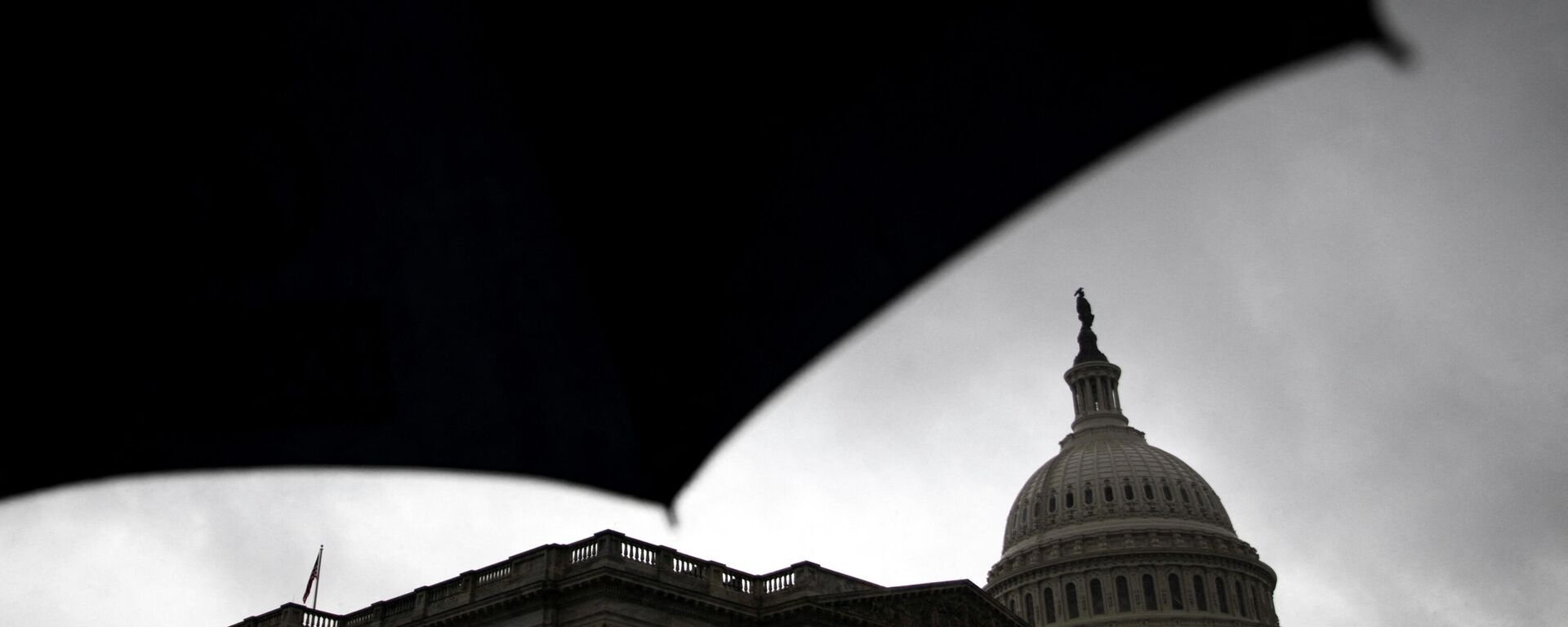 A view of the U.S. Capitol, silhouetted by an umbrella during a storm on Capitol Hill in Washington, U.S., March 17, 2022. - Sputnik International, 1920, 29.03.2022