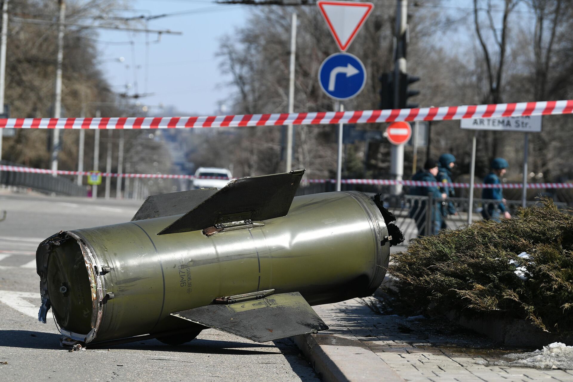 A fragment of an Ukrainian Tochka-U missile which had been shot down near the Government House in the city center during a recent shelling is pictured in Donetsk, Donetsk People's Republic. - Sputnik International, 1920, 14.11.2022