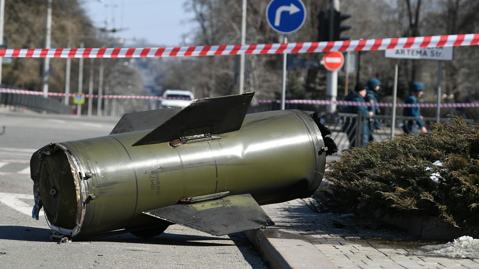 A fragment of an Ukrainian Tochka-U missile which had been shot down near the Government House in the city center during a recent shelling is pictured in Donetsk, Donetsk People's Republic. - Sputnik International, 1920, 18.03.2022