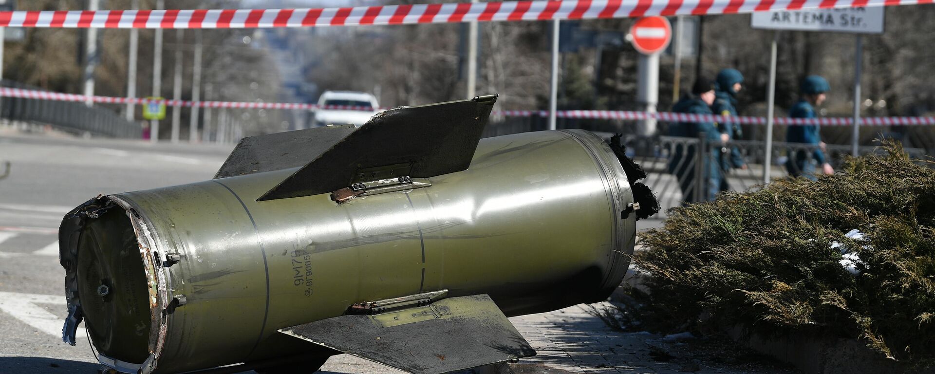 A fragment of an Ukrainian Tochka-U missile which had been shot down near the Government House in the city center during a recent shelling is pictured in Donetsk, Donetsk People's Republic. - Sputnik International, 1920, 08.04.2022