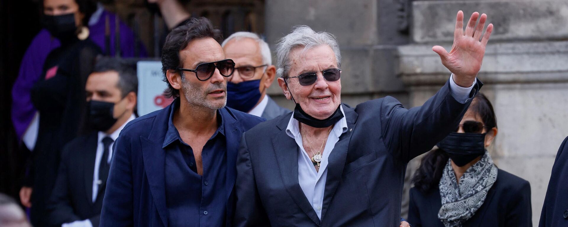 French actor Alain Delon (R) his son Anthony Delon arrives for the funeral ceremony for late French actor Jean-Paul Belmondo at the Saint-Germain-des-Pres church in Paris on September 10, 2021 - Sputnik International, 1920, 18.03.2022