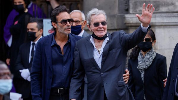 French actor Alain Delon (R) his son Anthony Delon arrives for the funeral ceremony for late French actor Jean-Paul Belmondo at the Saint-Germain-des-Pres church in Paris on September 10, 2021 - Sputnik International