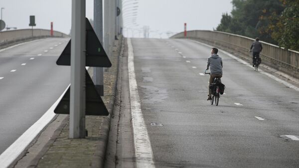 Men cycle on an empty highway in Ghent, Belgium, Sunday, Sept. 22, 2013 - Sputnik International
