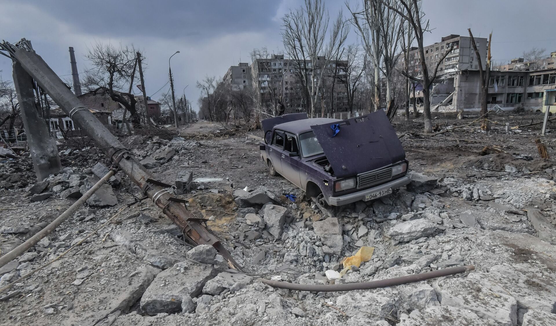Destroyed houses and a broken car in Mariupol - Sputnik International, 1920, 18.03.2022