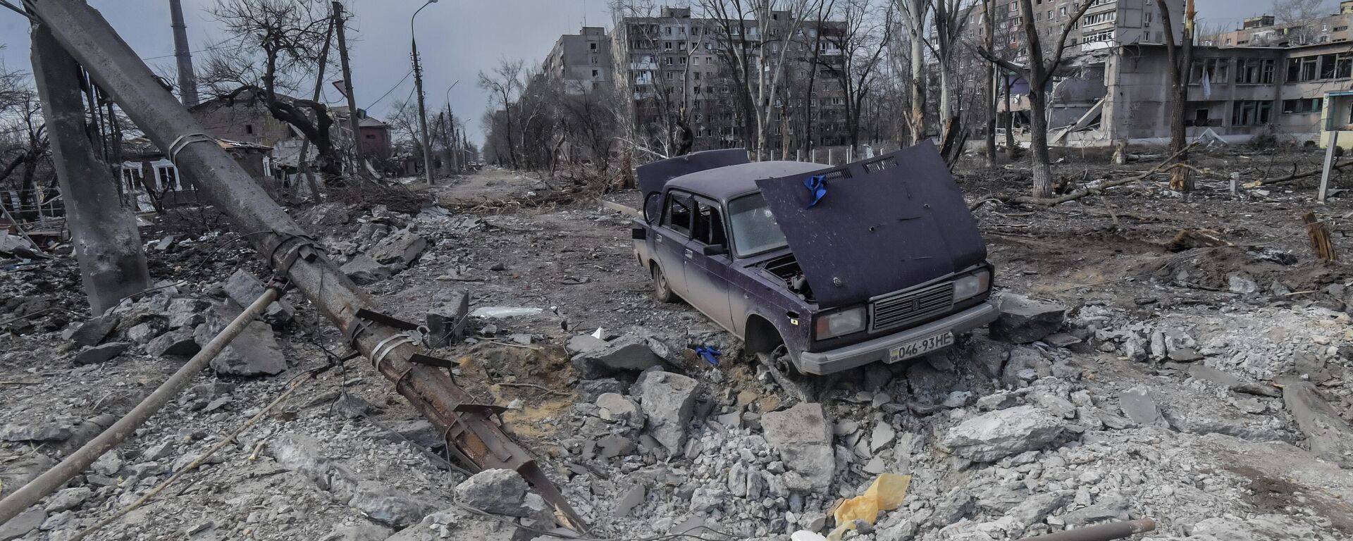 Destroyed houses and a broken car in Mariupol - Sputnik International, 1920, 20.03.2022