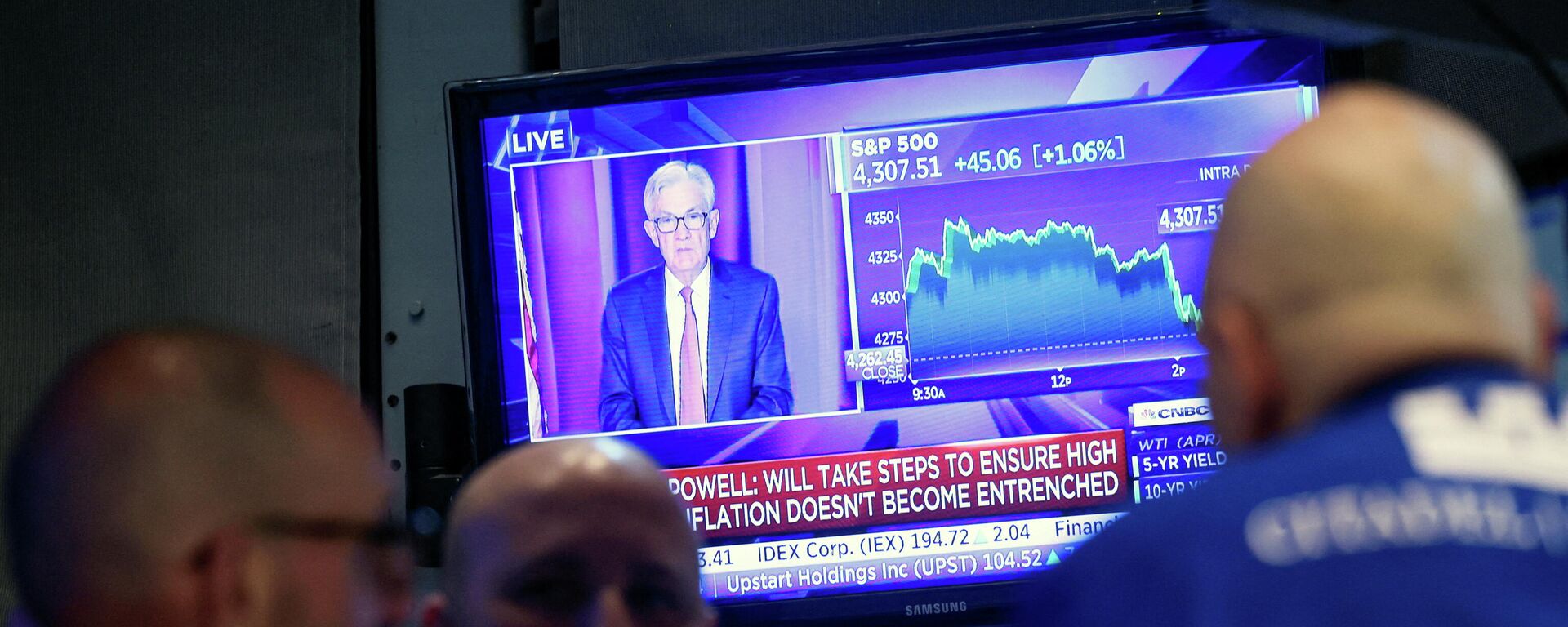 Traders work, as Federal Reserve Chair Jerome Powell is seen on a screen delivering remarks, at the New York Stock Exchange (NYSE) in New York City, U.S., March 16, 2022. - Sputnik International, 1920, 28.03.2022