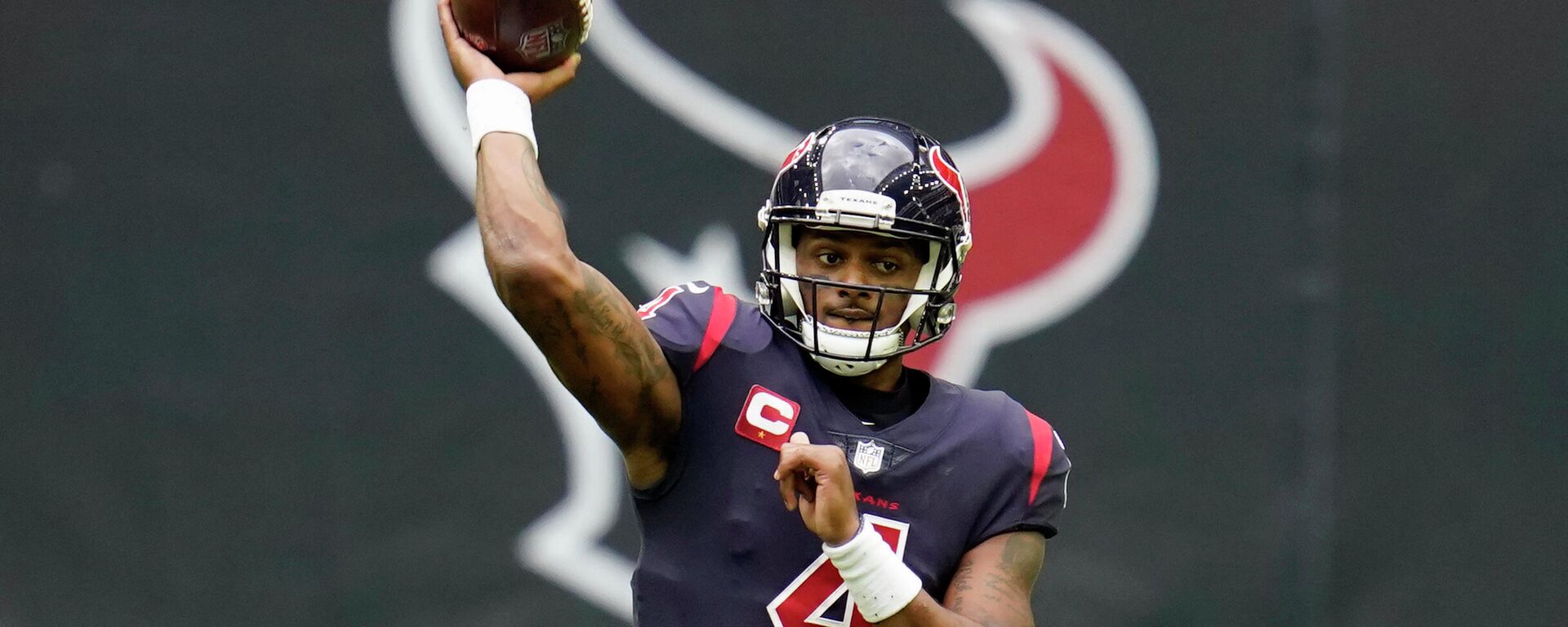 In this Dec. 27, 2020, file photo, Houston Texans quarterback Deshaun Watson throws a pass during an NFL football game against the Cincinnati Bengals in Houston. A person familiar with the decision tells AP quarterback Deshaun Watson has changed his mind and will accept a trade to the Cleveland Browns, Friday, March 18, 2022. - Sputnik International, 1920, 19.03.2022