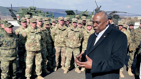 Defense Secretary Lloyd Austin speaks with U.S. troops, Friday, March 18, 2022 at an Army training range in Bulgaria.  Austin was in Bulgaria to meet with U.S. troops and to consult with top Bulgarian government officials. - Sputnik International