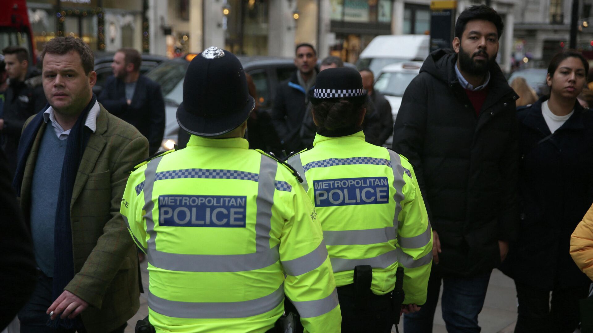 Members of the Metropolitan Police patrol amongst the shoppers on Oxford Street, in central London on December 21, 2017 - Sputnik International, 1920, 19.03.2022